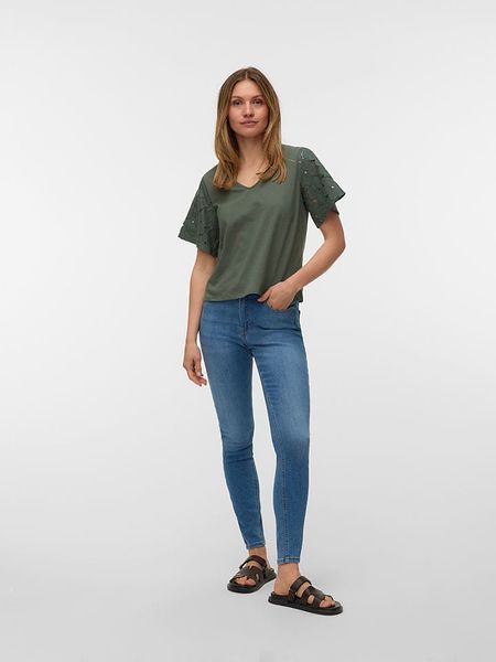 Vero Moda Bluzka w kolorze ciemnozielonym rozmiar: S. Zielone bluzki damskie Vero Moda, s, bez wzorów, z bawełny, bez kołnierzyka, bez ramiączek. Za 99.95 zł.