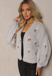 Szary Kardigan w Kwiatowe Aplikacje z Zapięciem na Elegancką Agrafkę Patista. Szare kardigany damskie Renee, z aplikacjami, z bawełny. Za 159.99 zł.