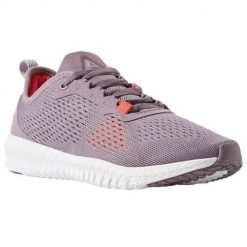 Buty treningowe damskie Reebok Flexagon Training. Fioletowe obuwie sportowe damskie Reebok, z gumy, bez zapięcia, na fitness i siłownię. Za 445.00 zł.