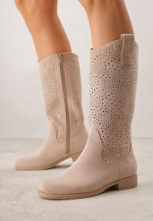 Ciemnobeżowe Botki Ażurowe Ozdobione Metaliczną Aplikacją Iomosa. Brązowe botki damskie Born2be, prążkowane, biznesowe, bez obcasa, na płaskiej podeszwie, bez zapięcia. Za 139.99 zł.