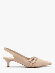 Beżowe czółenka slingback z ozdobnymi paskami SARAH. Brązowe czółenka damskie Ryłko, bez wzorów, z gumy, bez obcasa, na obcasie. Za 399.99 zł.