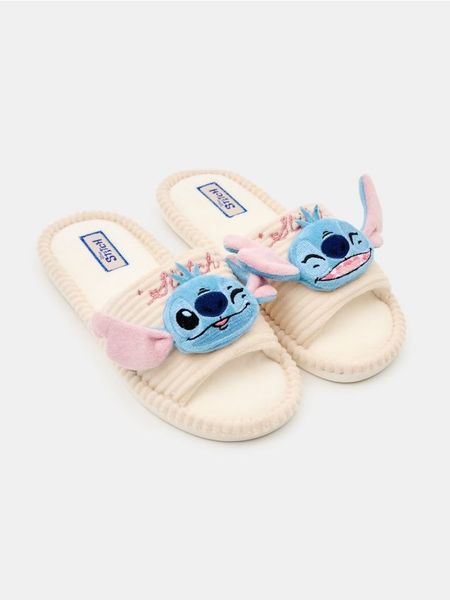 Kapcie z aplikacjami 3D Stitch - błękitny. Niebieskie kapcie damskie Sinsay. Za 29.99 zł.