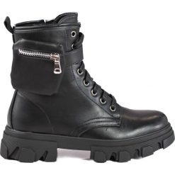 Workery damskie z torebką czarne. Czarne botki damskie eleganckie, bez obcasa, bez zapięcia. Za 227.37 zł.
