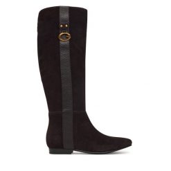 Kozaki Guess. Brązowe kozaki damskie Guess, bez obcasa, na płaskiej podeszwie, bez zapięcia. Za 824.99 zł.