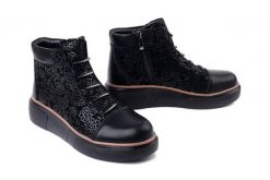 FILIPPO DBT7166/25 BK czarny, botki damskie. Czarne botki damskie Filippo, z polaru, bez obcasa, bez zapięcia. Za 221.76 zł.