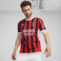 Koszulka piłkarska Puma AC Milan domowa sezon 24/25. Czerwone bluzki damskie Puma, l, bez wzorów, z materiału, sportowe, bez kołnierzyka, bez ramiączek. Za 449.99 zł.