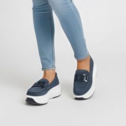 Półbuty damskie Filippo, wsuwane na grubej platformie z miękkimi wkładkami, granatowe, DP6132-25. Niebieskie półbuty damskie Filippo, bez wzorów, z jeansu, bez obcasa, bez zapięcia. Za 161.99 zł.