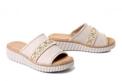 RIEKER 69278-60 beige, klapki damskie. Brązowe klapki damskie Rieker, bez wzorów, bez obcasa, bez zapięcia. Za 299.90 zł.