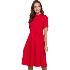 Elegancka rozkloszowana sukienka z wywiniętą stójką czarna. Czarne sukienki damskie Sukienki.shop, bez wzorów, biznesowe, bez ramiączek. Za 339.00 zł.