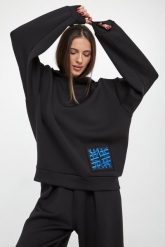 Bluza damska z logo Verite MMC STUDIO. Bluzy damskie MMC STUDIO, uniwersalny, bez wzorów, bez kaptura. W wyprzedaży za 454.35 zł.