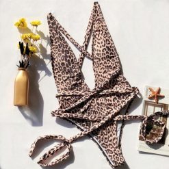 Jednoczęściowy strój kąpielowy z głębokim dekoltem Toyomi. Stroje jednoczęściowe Intica, bez wzorów, z materiału. Za 139.00 zł.