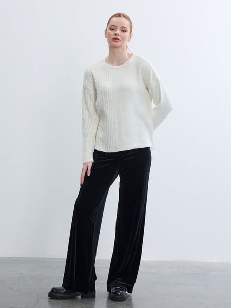 BGN Sweter w kolorze białym rozmiar: 38. Białe swetry klasyczne damskie BGN, ze splotem, bez kołnierzyka. Za 81.95 zł.