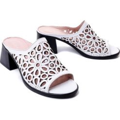 ARTIKER RELAKS 50C0643 biały, klapki damskie. Białe klapki damskie Artiker Relaks, w ażurowe wzory, ze skóry, bez obcasa, na obcasie, bez zapięcia. Za 143.94 zł.