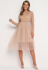 Ciemnobeżowa Rozkloszowana Sukienka w Eleganckim Stylu Ozdobiona Koronką i Tiulem Miramelba. Brązowe sukienki damskie Born2be, z aplikacjami, z jeansu, eleganckie, bez ramiączek. Za 109.99 zł.