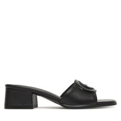 Klapki Guess. Czarne klapki damskie Guess, z aplikacjami, bez obcasa, bez zapięcia. Za 449.99 zł.