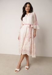 Różowa Sukienka o Prostym Kroju z Falbankami i Haftem Wiązana w Talii Nadina. Czerwone sukienki damskie Born2be, z aplikacjami, z jeansu, eleganckie, bez ramiączek. Za 189.99 zł.