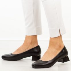 Czarne czółenka damskie na obcasie Sergio Leone Pb417. Czarne czółenka damskie Sergio Leone, bez wzorów, ze skóry, bez obcasa, na obcasie. Za 169.00 zł.