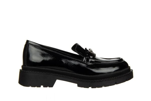 Mokasyny Bayla-159 4898 090-P Czarny Naplak 159163, Skóra lakierowana - 40. Czarne mokasyny damskie Bayla, z lakierowanej skóry, bez obcasa. W wyprzedaży za 314.10 zł.