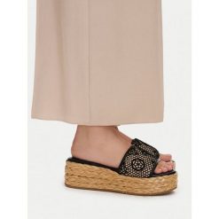 Klapki Guess. Czarne klapki damskie Guess, z aplikacjami, bez obcasa, bez zapięcia. Za 334.99 zł.