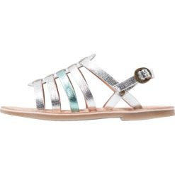 Kickers DIXMILLION Sandały silber. Szare sandały chłopięce Kickers, z materiału, z otwartym noskiem. W wyprzedaży za 146.30 zł.