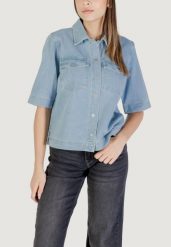 Kurtka Kobieta ONLY ONLBELLE S/S SHIRT DNM GUA NOOS. Niebieskie kurtki damskie Only, l, bez wzorów, z bawełny, bez kaptura. Za 198.60 zł.