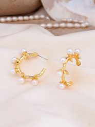 Pierres delicates Pozłacane kolczyki-półkreole z perłami syntetycznymi rozmiar: onesize. Żółte kolczyki damskie Pierres delicates, z perłą, pozłacane. Za 86.99 zł.