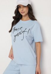 Jasnoniebieski T-shirt z Ozdobnym Nadrukiem z Brokatem Tenesia. Niebieskie t-shirty damskie Born2be, s, bez wzorów, z jeansu, bez kołnierzyka. Za 29.99 zł.