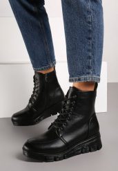 Czarne Botki na Tłoczonym Koturnie ze Sznurowaniem Inaclara. Czarne botki damskie Born2be, z jeansu, eleganckie, bez obcasa, na koturnie, bez zapięcia. Za 179.99 zł.