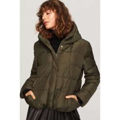 Pikowana kurtka z kapturem - Khaki. Kurtki damskie marki FOUGANZA. W wyprzedaży za 149.99 zł.