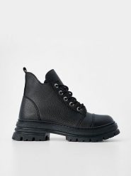 Trendyol Botki w kolorze czarnym rozmiar: 37. Czarne botki damskie Trendyol, bez obcasa, bez zapięcia. Za 304.99 zł.