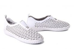 RIEKER N0965-80 white, półbuty damskie. Białe półbuty damskie Rieker, na lato, bez wzorów, z gumy, bez obcasa, bez zapięcia. Za 319.90 zł.