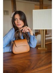 Victor & Hugo Paris Skórzana torebka "Laura" w kolorze jasnobrązowym - 23 x 18 x 9 cm rozmiar: onesize. Brązowe torebki klasyczne damskie Victor & Hugo Paris, z materiału, na ramię, bez dodatków. Za 324.95 zł.