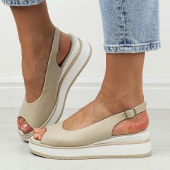 Beżowe skórzane sandały damskie na koturnie Filippo Ds6153/26. Brązowe sandały damskie Filippo, bez wzorów, ze skóry, bez obcasa, na koturnie, bez zapięcia. Za 219.00 zł.