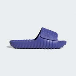 Klapki Adissage 360rec. Fioletowe klapki damskie Adidas, bez wzorów, z materiału, bez obcasa, bez zapięcia. Za 149.00 zł.