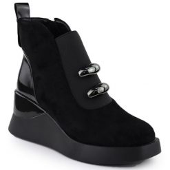 Botki damskie na koturnie czarne S.Barski MR52-106. Czarne botki damskie S.BARSKI, z zamszu, eleganckie, bez obcasa, na koturnie, bez zapięcia. Za 289.99 zł.