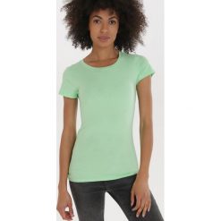 Jasnozielony T-shirt Perirea. Zielone t-shirty damskie Born2be, l, bez wzorów, z dzianiny, bez kołnierzyka. Za 24.99 zł.