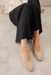 Ciemnobeżowe Boho Balerinki VICES z Szydełkową Cholewką i Wiązaniem Wokół Kostki Arriria. Brązowe balerinki damskie Renee, z aplikacjami. Za 99.99 zł.