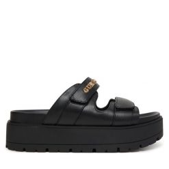 Klapki Guess. Czarne klapki damskie Guess, z aplikacjami, bez obcasa, bez zapięcia. Za 479.99 zł.