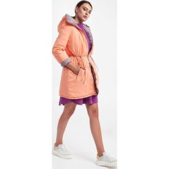 Dwustronna kurtka EMPORIO ARMANI. Kurtki damskie Emporio Armani, bez wzorów, bez kaptura. W wyprzedaży za 1,372.77 zł.