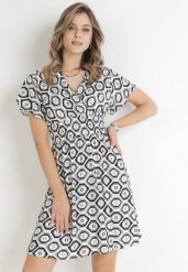 Szaro-Biała Sukienka Mini z Wiskozy z Gumką w Pasie i Kopertowym Dekoltem Karisa. Szare sukienki damskie Born2be, bez wzorów, z wiskozy, bez ramiączek. Za 89.99 zł.