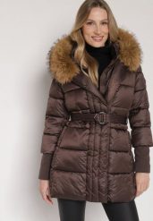 Brązowa Kurtka z Pikowanymi Przeszyciami Paskiem i Kapturem z Futrem Lidanessa. Brązowe kurtki damskie Born2be, l, bez wzorów, z dzianiny. Za 289.99 zł.