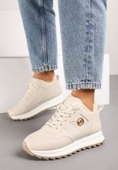 Beżowe Sneakersy z Futrzaną Wyściółką i Metalowym Zdobieniem Tinnalira. Brązowe obuwie sportowe damskie Born2be, z futra, bez zapięcia. Za 129.99 zł.