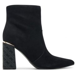 Botki Guess. Czarne botki damskie Guess, bez obcasa, na słupku, bez zapięcia. Za 899.99 zł.