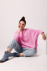Luźny sweter damski z szerokimi rękawami róż. Czerwone swetry klasyczne damskie BE Knit, uniwersalny, z jeansu, bez kołnierzyka. Za 249.00 zł.