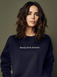 WOOOP Bluza "Family First Forever" w kolorze granatowym rozmiar: XS. Niebieskie bluzy damskie Wooop, xs, bez wzorów, z bawełny, bez kaptura. Za 104.95 zł.