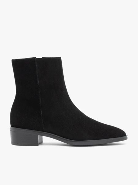 Czarne welurowe botki. Czarne botki damskie Ryłko, ze skóry, eleganckie, za kostkę, bez obcasa, na obcasie, bez zapięcia. Za 449.99 zł.