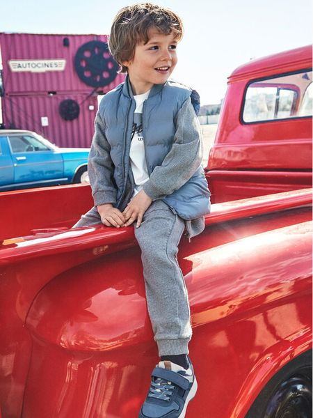 Mayoral Spodnie dresowe 4532 Szary Regular Fit. Szare spodnie dresowe chłopięce Mayoral, z bawełny. Za 59.99 zł.