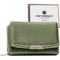 Portfel damski ze skóry ekologicznej w zielonym kolorze wyposażony w system RFID - Peterson. Zielone portfele damskie Peterson, bez wzorów, ze skóry ekologicznej. Za 94.99 zł.