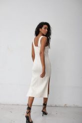 Sukienka dopasowana z rozcięciami z prążkowanej dzianiny w kolorze WARM BEIGE - COLIN-M/L. Brązowe sukienki damskie Marsala, bez wzorów, z bawełny, bez ramiączek. Za 259.90 zł.