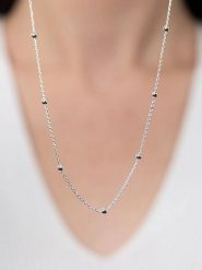 Miu Silver Srebrny naszyjnik z elementami ozdobnymi - dł. 42 cm rozmiar: onesize. Szare naszyjniki damskie Miu Silver, srebrne. Za 100.75 zł.